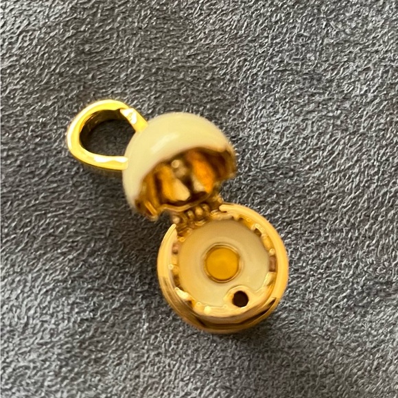 Vintage Juicy Couture cracked egg charm w/original box - Picture 3 of 7